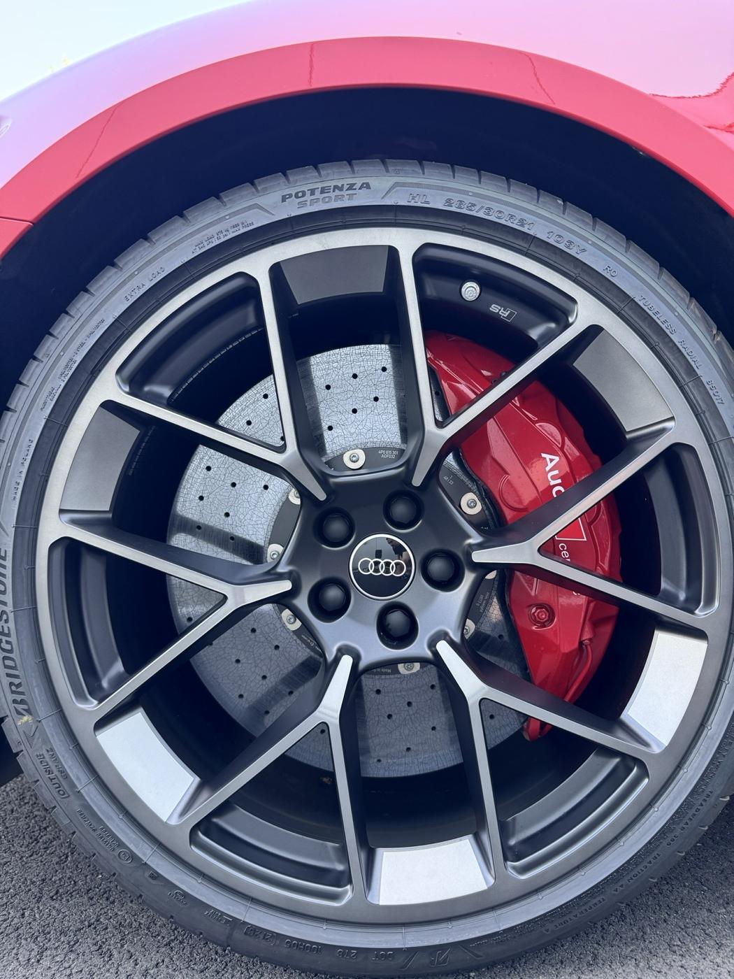 Gereinigte Audi-Felge mit gepflegter Oberfläche