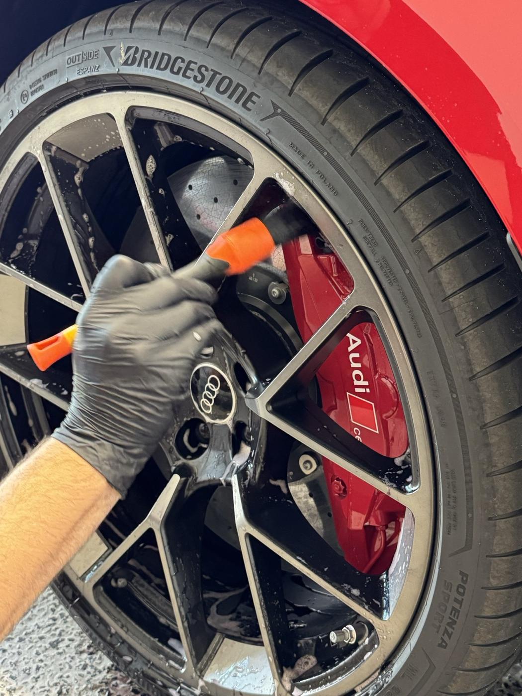 Felgenpflege in sorgfältiger Handarbeit