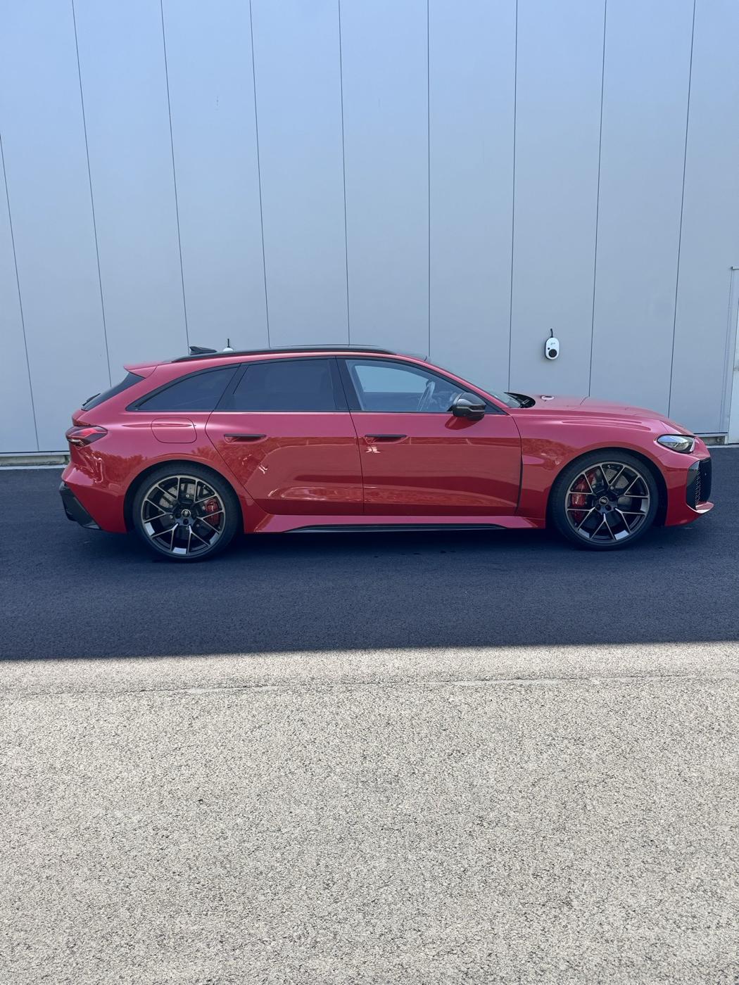 Gepflegtes rotes Fahrzeug nach der Außenpflege
