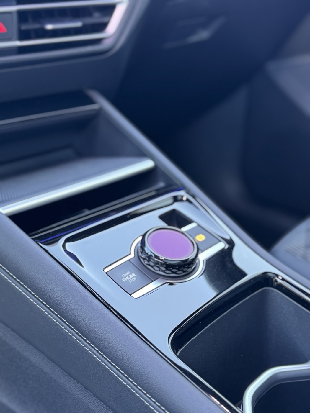 Gepflegtes Cockpit mit sauberen Detailflächen